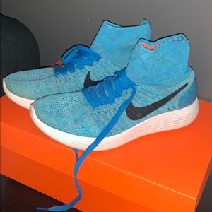 Gently worn Nike lunarepic women’s sneakers!!